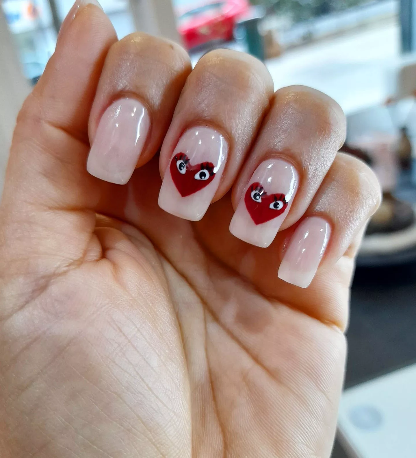 Mano mostrando esmaltado semipermanente