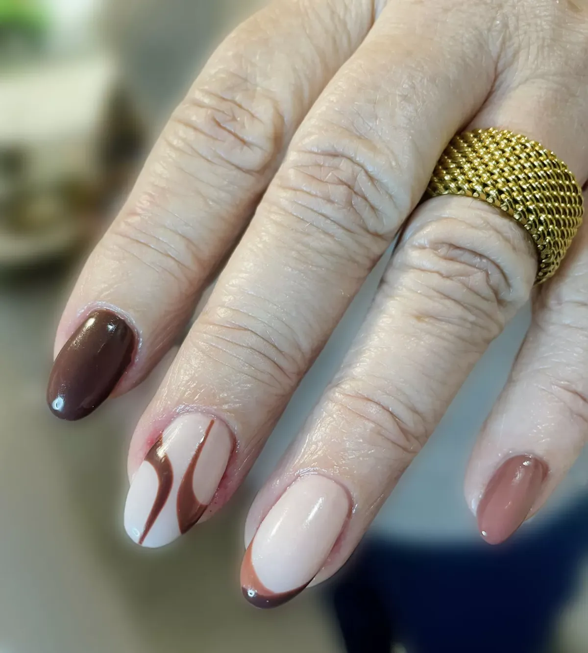Uñas de gel y mano