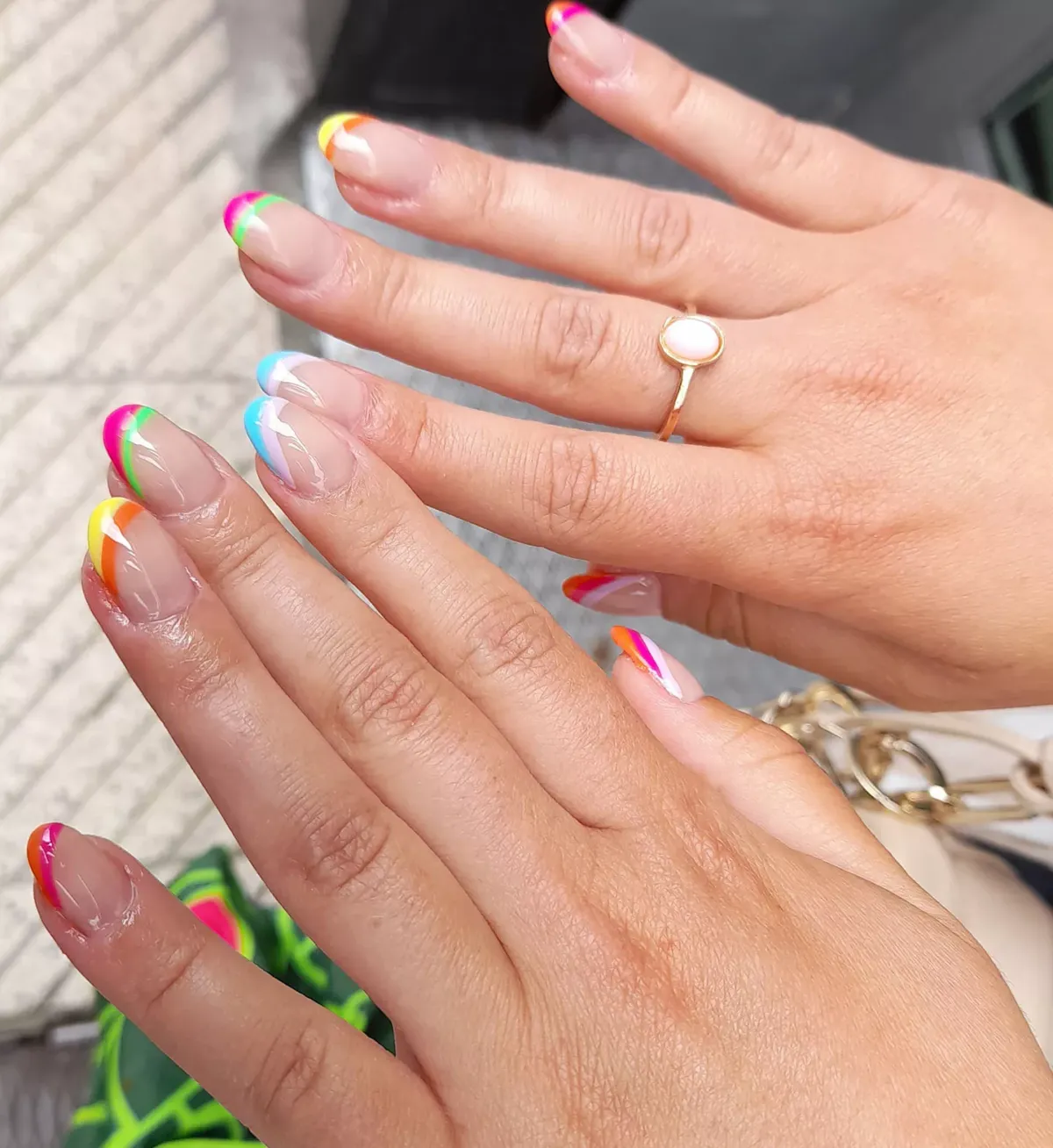 Manos mostrando uñas de gel con decoración