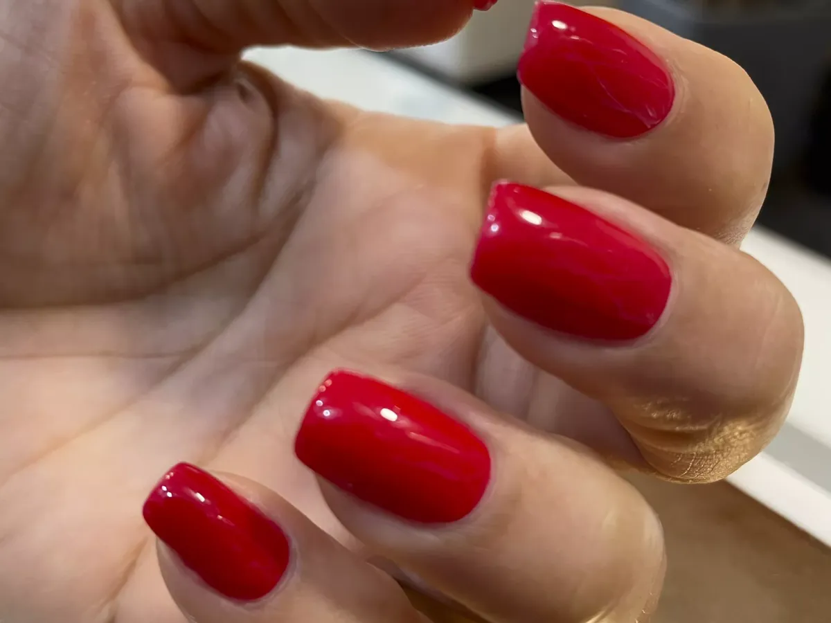 Manicura uñas de gel rojas